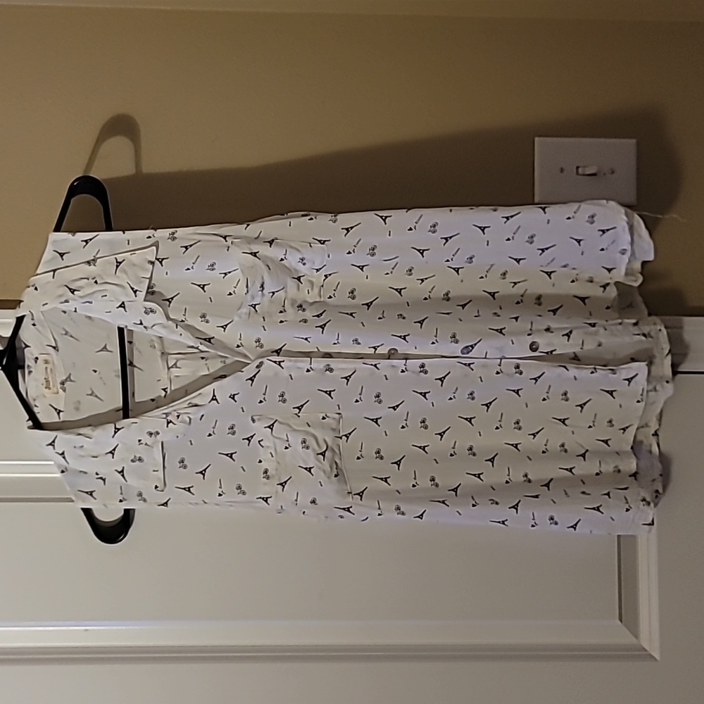 Women's medium button up sleevless shirt